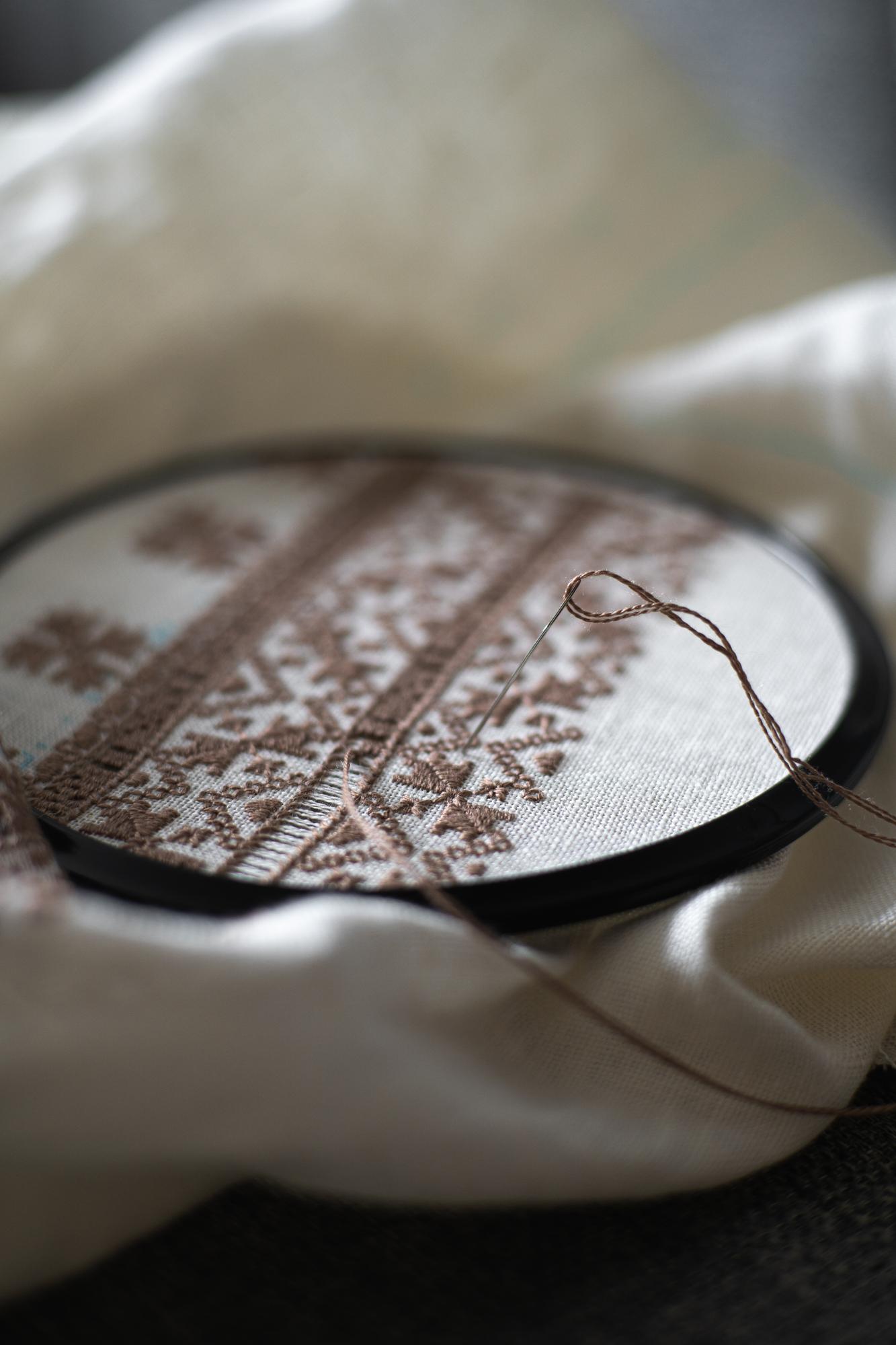 haftowany monogram na lnianej poszewce